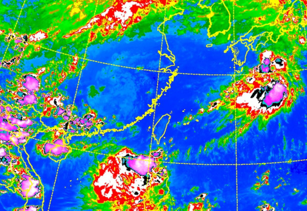 ▲熱帶性低氣壓結構不佳，但氣象局仍不排除有成颱可能。（圖／中央氣象局）