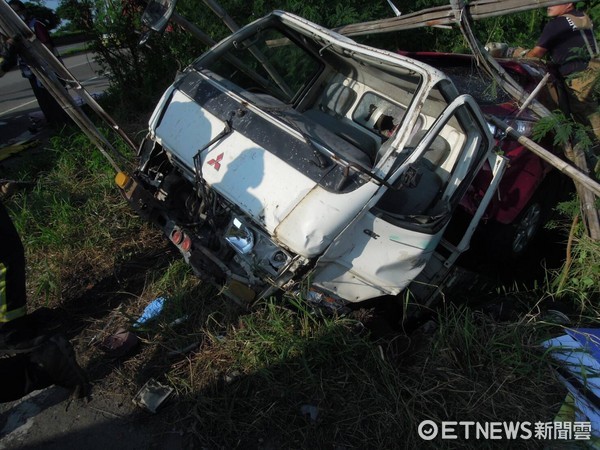 ▲肇事的轎車與自小貨車都摔落路旁圳溝內。（圖／記者林悅翻攝）