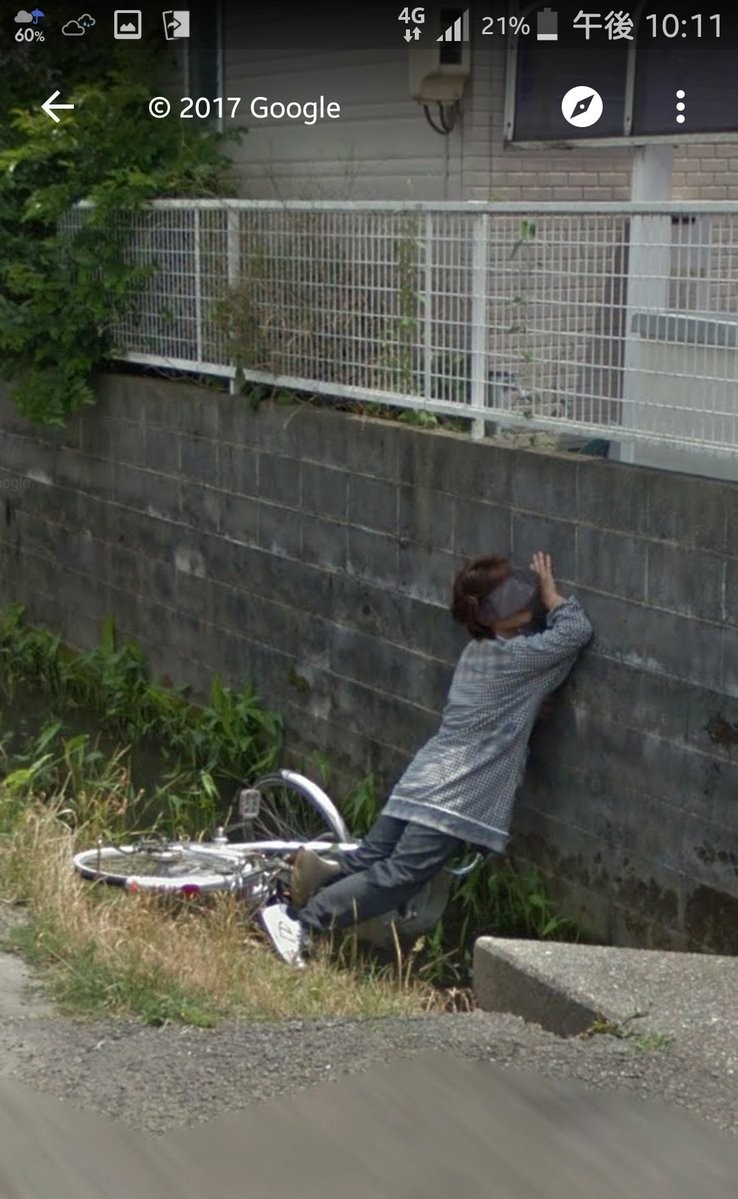 ▲▼Google街景意外拍下摔車大媽。（圖／翻攝自推特，ichigoKJC）
