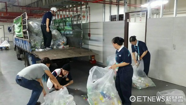 世大運期間參賽選手飲用瓶裝水的寶特瓶，由慈濟志工於選手村每天定時回收協助分類、清潔，整理。（圖／慈濟基金會提供）