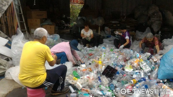 世大運期間參賽選手飲用瓶裝水的寶特瓶，由慈濟志工於選手村每天定時回收協助分類、清潔，整理。（圖／慈濟基金會提供）