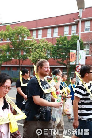 新竹都城隍廟，竹塹中元城隍祭，夯枷。（圖／新竹都城隍廟提供）