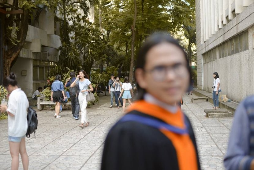 泰男請攝影師幫拍畢業照，自己的臉模糊失焦…正妹的臉卻超清楚（圖／翻攝自FB）