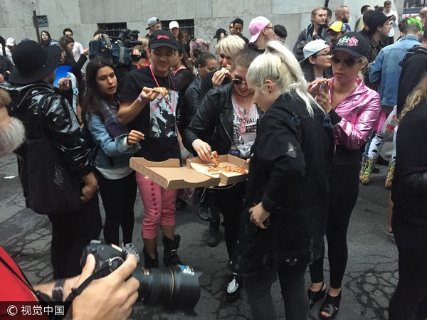 女神卡卡（Lady Gaga）請粉絲吃披薩。（圖／CFP）
