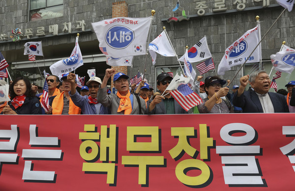 ▲▼南韓民眾集會抗議國家要部署核武反制北韓             。（圖／達志影像／美聯社）