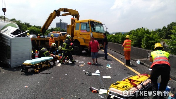 ▲▼國道一號北上185公里處內側車道，小貨車追撞工程車翻覆。（圖／記者莊智勝翻攝）