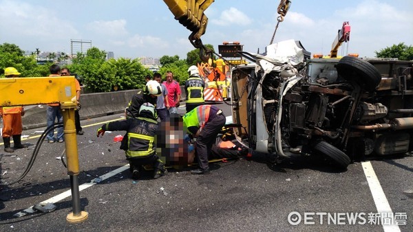 ▲▼國道一號北上185公里處內側車道，小貨車追撞工程車翻覆。（圖／記者莊智勝翻攝）