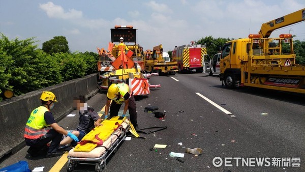 ▲▼國道一號北上185公里處內側車道，小貨車追撞工程車翻覆。（圖／記者莊智勝翻攝）