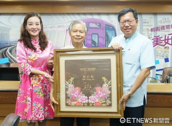 ▲全力推動客家文化，何石松等4位榮獲「第7屆客家貢獻獎」，市長鄭文燦特別予以表揚。（圖／桃園市政府提供）