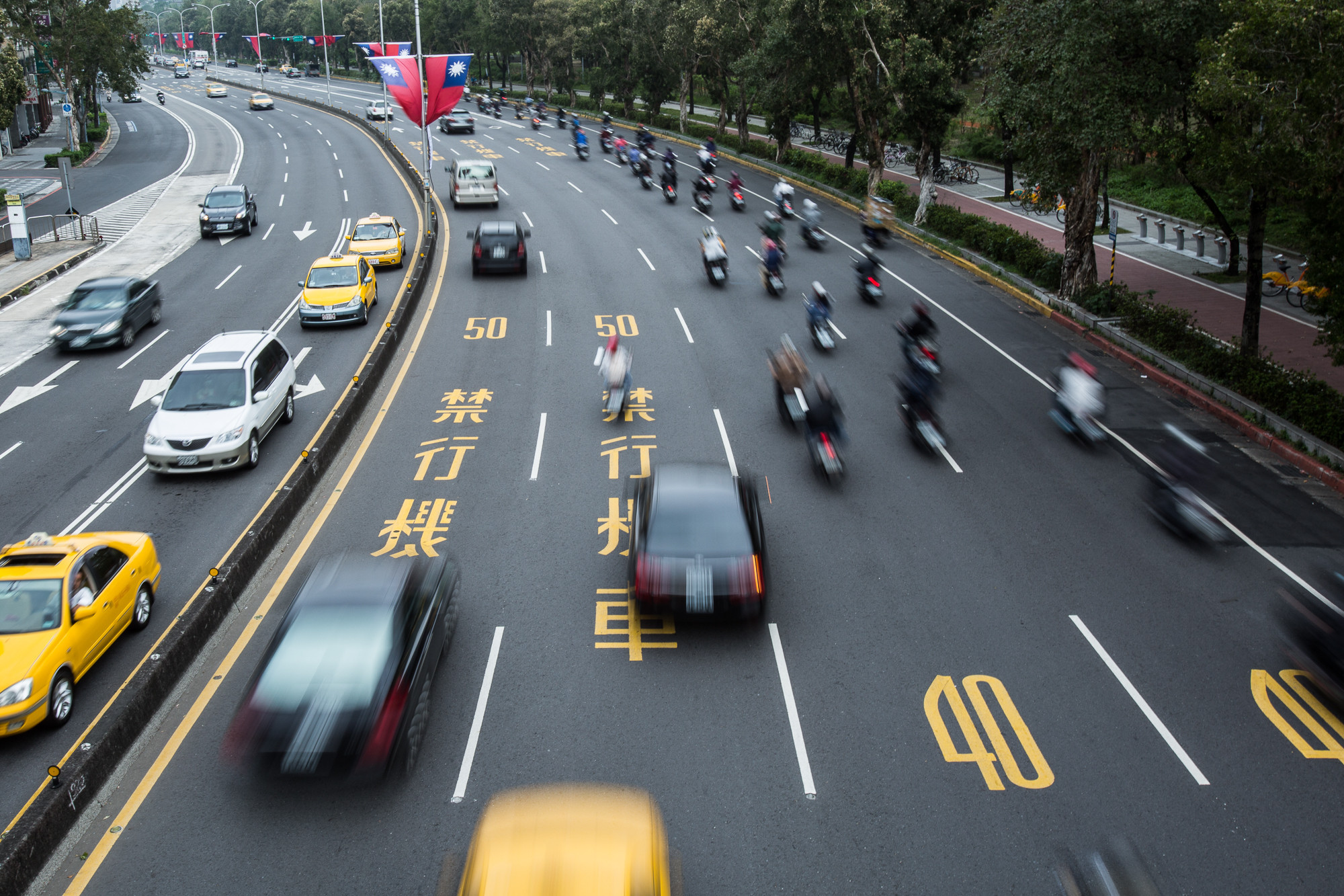 沒打燈換車道 跨雙白線惹毛後車飄移哥63秒收4張罰單 Ettoday社會新聞 Ettoday新聞雲