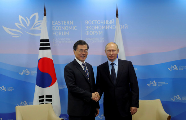 ▲▼俄羅斯總統普丁與南韓總統文在寅會面。（圖／路透社）