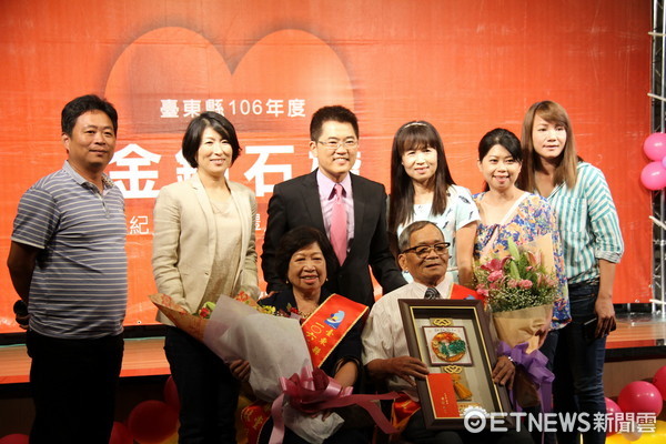 ‪台東縣政府舉辦「台東縣106年度縣民金鑽石婚世紀傳承婚禮慶祝活動」‬，47對夫妻接受縣長黃健庭表揚與祝福。（圖／台東縣政府提供）