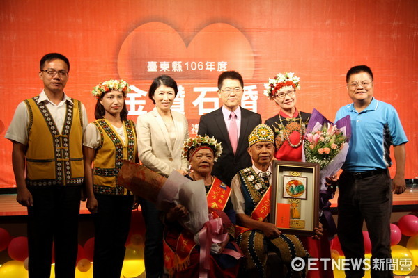 ‪台東縣政府舉辦「台東縣106年度縣民金鑽石婚世紀傳承婚禮慶祝活動」‬，47對夫妻接受縣長黃健庭表揚與祝福。（圖／台東縣政府提供）