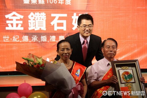 ‪台東縣政府舉辦「台東縣106年度縣民金鑽石婚世紀傳承婚禮慶祝活動」‬，47對夫妻接受縣長黃健庭表揚與祝福。（圖／台東縣政府提供）