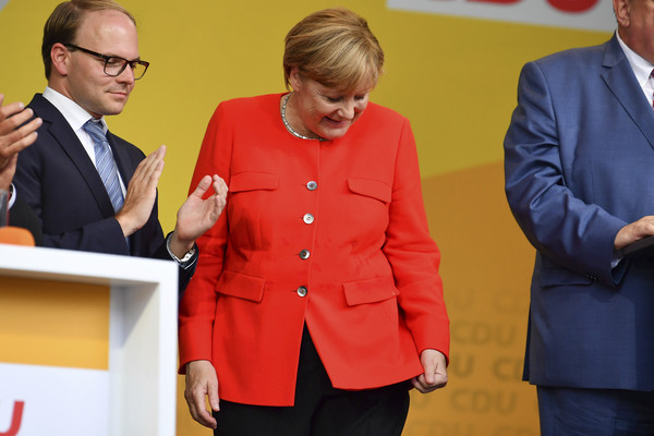 ▲德國總理梅克爾慘遭選民丟蕃茄攻擊。圖為頭檢視衣服上的蕃茄痕跡。(圖／達志影像／美聯社)