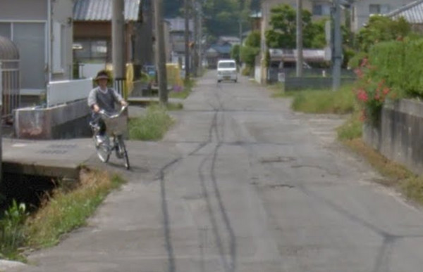 歐巴桑腳踏車過彎跌水溝　Google街景「4張照片」完全圖解。（圖／翻攝自Google Map）