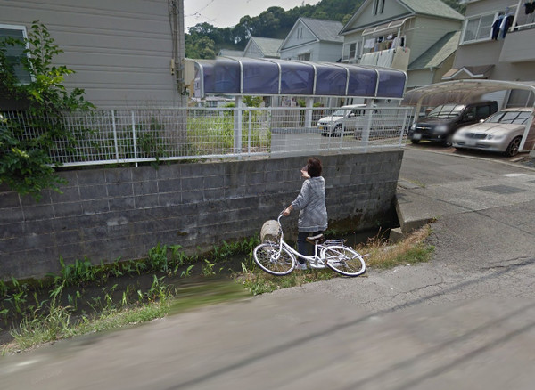 歐巴桑腳踏車過彎跌水溝　Google街景「4張照片」完全圖解。（圖／翻攝自Google Map）