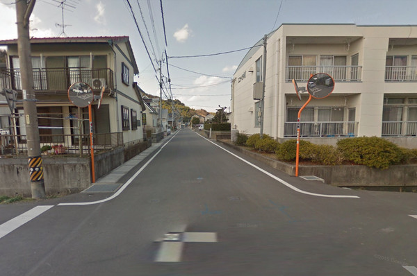 歐巴桑腳踏車過彎跌水溝　Google街景「4張照片」完全圖解。（圖／翻攝自Google Map）