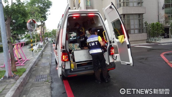 ▲消防局以救護車將溺水女子送醫就治觀察。（圖／記者林悅翻攝）