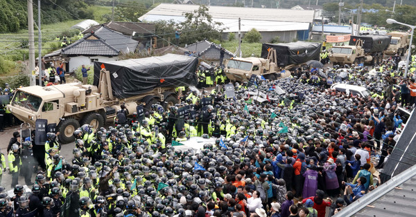 ▲▼反薩德民眾聚集在韶成里與8000警力對峙。（圖／達志影像／美聯社）