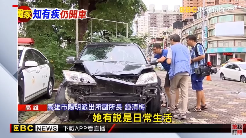 高雄市一名45歲詹姓女駕駛開車衝撞17輛汽機車，造成1死12傷，她自稱是癲癇發作。（圖／東森新聞）