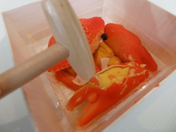 ▲▼東京甜點店DOMINIQUE ANSEL BAKERY JAPAN與新加坡餐廳Candlenut合作推出的螃蟹造型甜點。（圖／翻攝自）