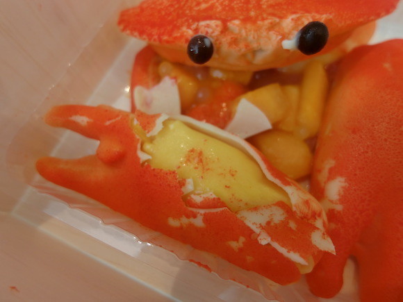 ▲▼東京甜點店DOMINIQUE ANSEL BAKERY JAPAN與新加坡餐廳Candlenut合作推出的螃蟹造型甜點。（圖／翻攝自）