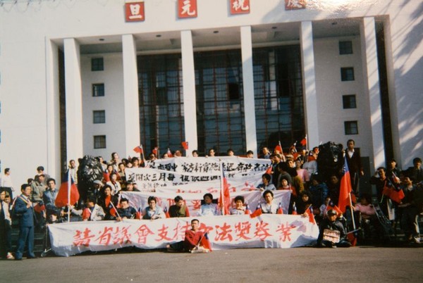 為抗議1987年底，台灣省政府無預警停發愛國獎券，時任愛國獎券全國聯誼會總會長的黃有忠，號招近萬人到中興新村抗議。（黃有忠提供）