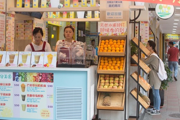 賣過多樣產品，黃有忠看好食安風暴後，消費者飲食習慣改變，他開賣現打果汁。