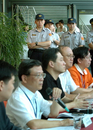 ▲2007年8月22日，台北市政府派出警力接管小巨蛋，台北市政府副秘書長楊錫安拿著麥克風舉行記者會。（方賓照攝／轉載自《自由時報》）            