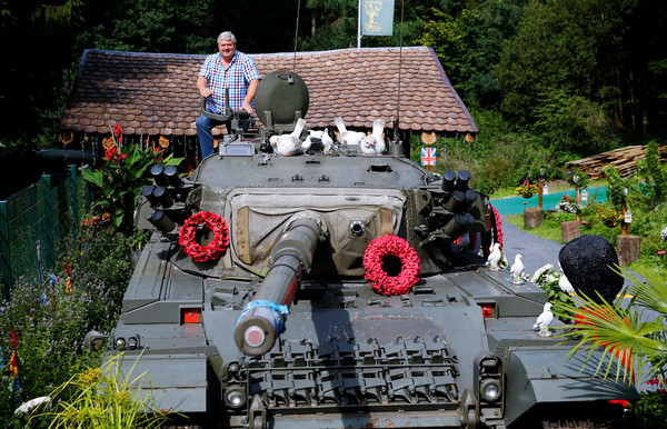 ▲▼布萊克本在花園擺放坦克。（圖／路透社）