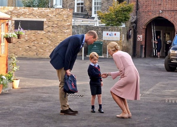 ▲▼喬治王子上小學，牽父親與校長手到校             。（圖／翻攝自TWITTER／Kensington Palace）