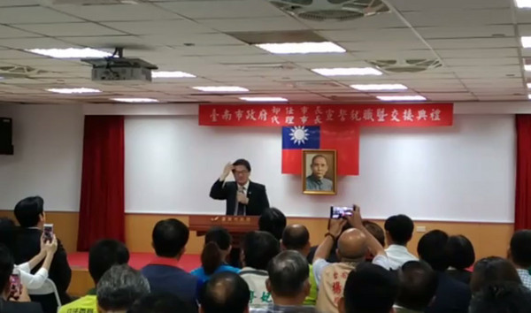 ▲▼台南代理市長李孟諺也學賴清德撥髮。（圖／翻攝自直播網站）