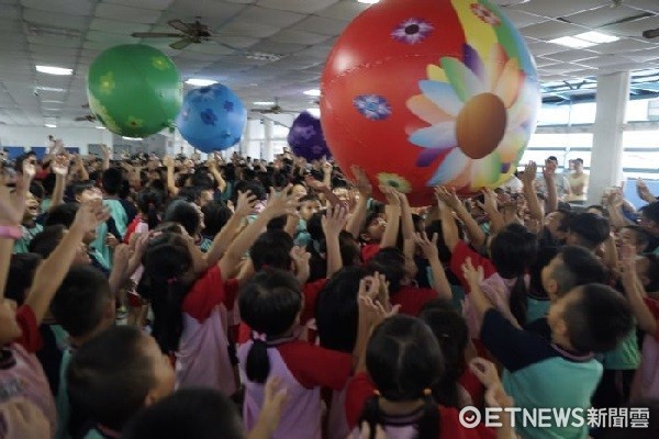 ▲環保泡泡及精靈花大球與現場師生互動，獲得全校700多位師生熱烈迴響。（圖／桃園市政府客家局提供）