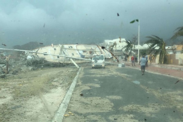 ▲▼颶風艾瑪(Irma)掃過加勒比海，聖馬丁島近全毀成廢墟。（圖／達志影像／美聯社）