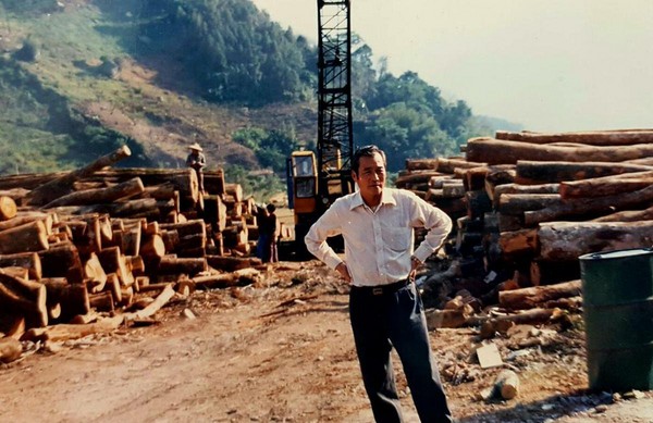 蘇松泙的父親（圖）做木材生意，他高中畢業後也跟著父親做生意，結果負債200萬元，花了11年才還清。（翻攝自臉書）