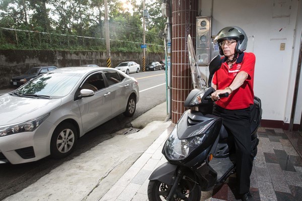 雖然有賓士車，但號子距離住家不到5分鐘，蘇松泙每天早上台股開盤前，騎摩托車出門去下單交易。