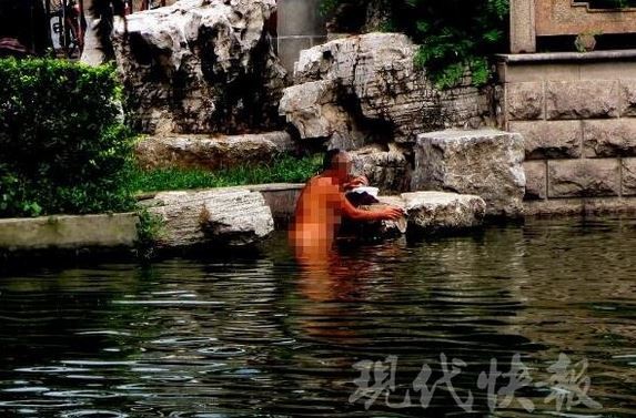 ▼中國大媽公然在河邊洗澡，完全不怕被看到。（圖／翻攝自現代快報）