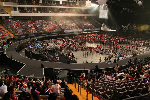▲五月天在台北小巨蛋開唱，首次引進360度環場Q型舞台，讓歌迷大開眼界。（圖／東森國際）