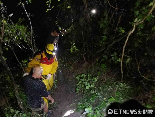 ▲台南市警消等搜救人員在山區發現迷路受困的歐陽老先生。（圖／記者林悅翻攝）