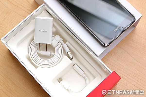 ▲ Sharp AQUOS S2 開箱圖集。（圖／記者鄭惟仁攝）