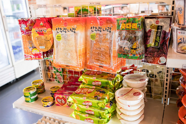 ▲南韓年輕人現在流行去便利超商喝酒。（圖／翻攝自홍대편의점포차官網）