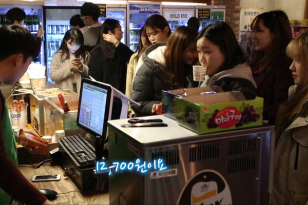 ▲南韓年輕人現在流行去便利超商喝酒。（圖／翻攝自홍대편의점포차官網）
