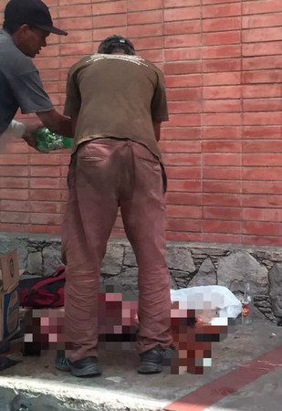 ▼2名委內瑞拉居民當街買賣狗肉。（圖／翻攝自Twitter／Javier Chirinos）