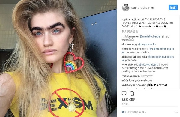 ▲▼ 一字眉好時尚？金髮模特的黑色粗眉像條蟲。（圖／翻攝自Instagram／sophiahadjipanteli）