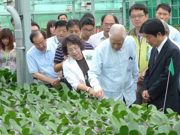 2012年5月李登輝到台南參訪蘭花園區，賴清德全程陪同。