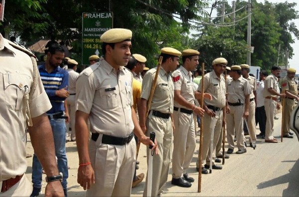 印度8歲男童遭校車司機殺害，引發古爾岡市民眾相當不滿，聚集在學校外抗議。（圖／取自推特／abhishekbehl）