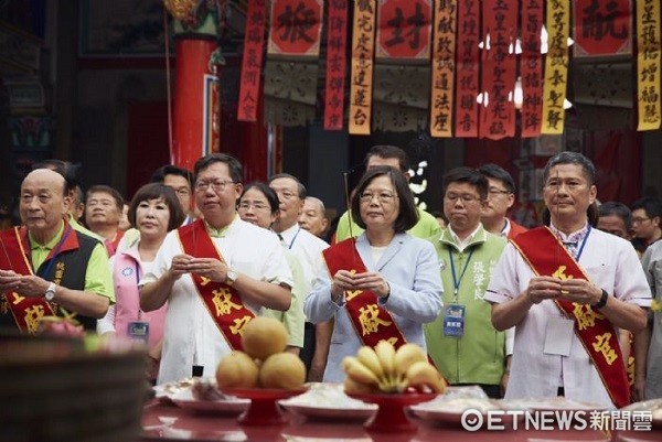  ▲總統蔡英文在市長鄭文燦陪同下參加桃園客家義民祭活動－義民爺祭祀典禮。（圖／桃園市政府提供）