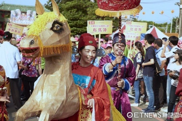 ▲客家義民祭活動包括挑擔奉飯、創意踩街大遊行、水燈牌車及放水燈晚會。（圖／桃園市政府提供）