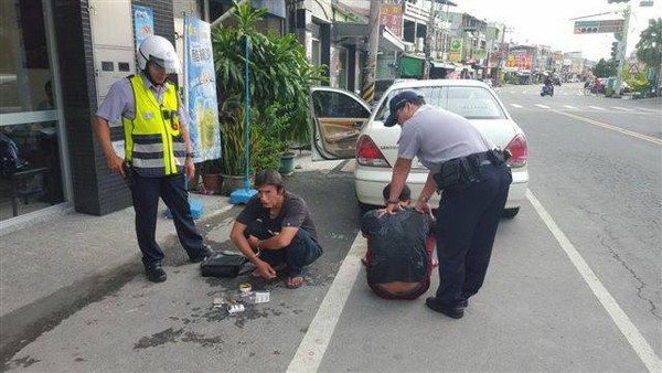 通緝犯逆向買冰棒遭警攔查，扮鬼臉歪嘴吃冰躲人臉辨識。（圖／警方提供）